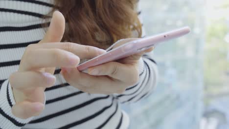 Joven-mujer-de-uso-del-teléfono-móvil