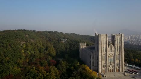 Vista-aérea-de-la-Universidad-de-Kyung-Hee-en-otoño,-Seúl,-Corea-del-sur