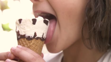 Nahaufnahme-von-Eis-Cornetto-gefressen-durch-fröhliches-junges-Mädchen-in-Italien