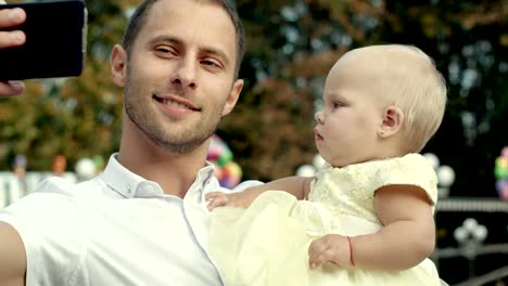 Familie-mit-baby-im-Park,-selfie-mit-Handy