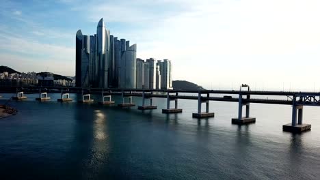 Vista-aérea-puente-de-Gwangan-y-Haeundae-en-Busan,-Corea-del-sur,-salida-del-sol.