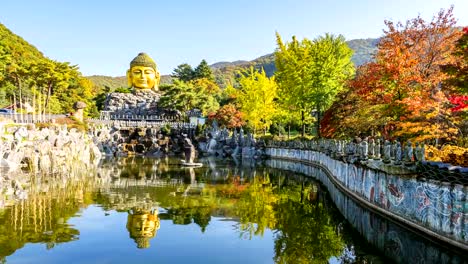 Otoño-de-lapso-de-tiempo-de-estatua-de-Buda-en-templo-de-Wawoo,-Yong-in,-Corea