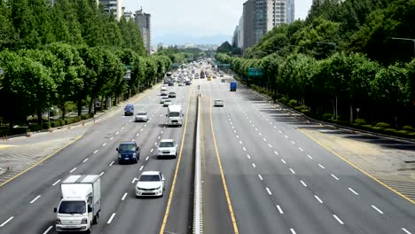 Zeitraffer.-Autos-bewegen-reibungslos-ohne-Verkehr-in-Seoul,-Korea.