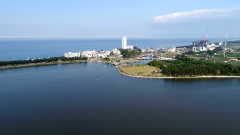 Gangneung-Gyeongpo-Lake-and-sea