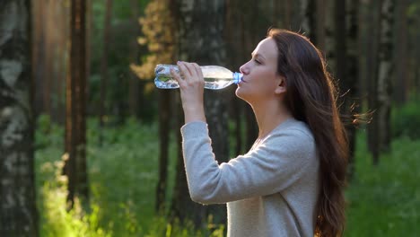 Schöne-Frau-Trinkwasser-im-park