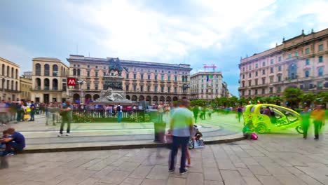 Ciudad-de-Milán-Italia-famosa-concurrida-plaza-de-la-Catedral-duomo-rotación-panorama-4k-timelapse