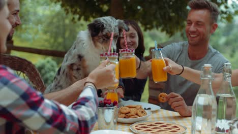 Grupo-de-amigos-haciendo-el-desayuno-al-aire-libre-en-un-paisaje-tradicional.-filmada-en-cámara-lenta