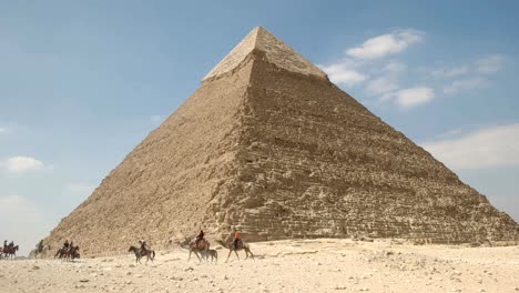 Pyramide-von-Khafre-und-Kamel-Fahrer-in-Gizeh-bei-Kairo,-Ägypten