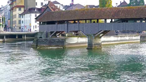 Puente-medieval-de-Spreuer,-Lucerna,-Suiza