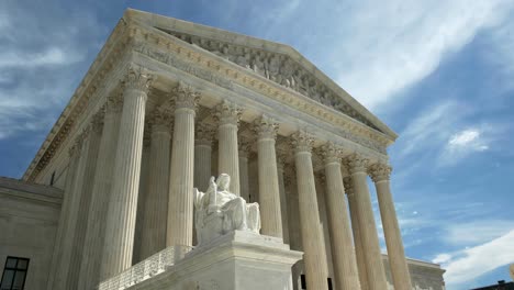 uns-der-Oberste-Gerichtshof-und-Statue-Betrachtung-der-Justiz-in-Washington,-d.c.