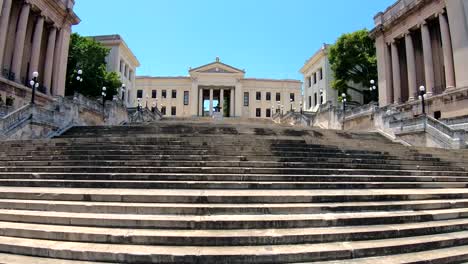 La-estatua-del-Alma-Mater-frente-a-la-Universidad-de-la-Habana,-Universidad-de-La-Habana,-entrada,-la-Habana,-Cuba