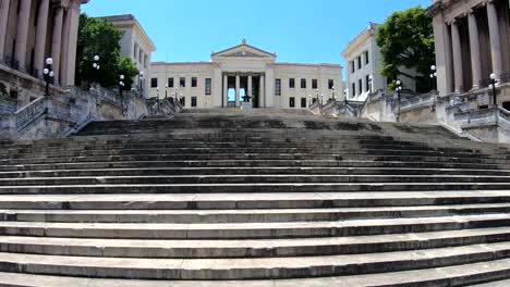 The-Alma-Mater-statue-in-front-of-the-University-of-Havana,-Universidad-de-La-Habana,-entrance,-Havana,-Cuba