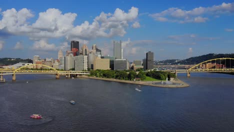Vista-aérea-hacia-adelante-reversa-amplia-lento-de-Pittsburgh