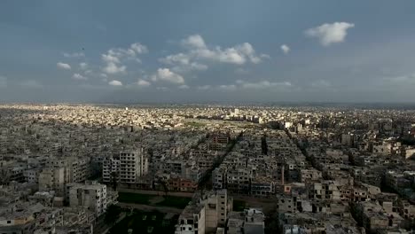 Vista-aérea-de-ruinas-homs-en-Siria-bajo-el-atardecer