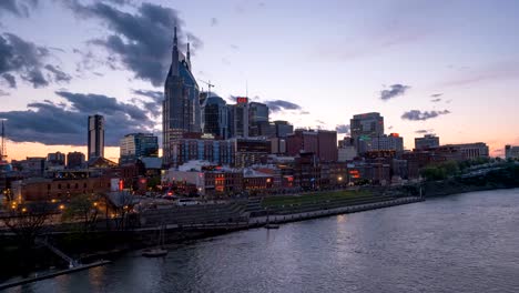 ein-Sonnenuntergang-Timelapse-der-Stadt-Nashville-von-einer-Brücke