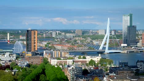 Vista-de-ciudad-de-Rotterdam-y-el-puente-Erasmus-Erasmusbrug