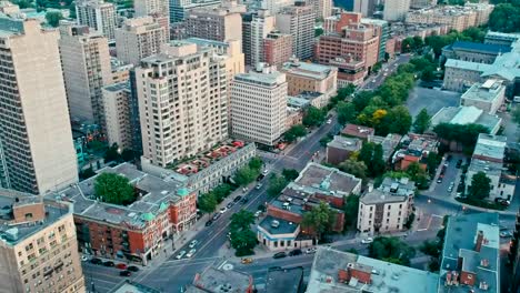 Areal-Drone-Aufnahmen-von-Montreal-Kanada-bei-Sonnenuntergang