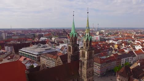 Aerial-Kirche-mit-Nürnberg-Stadt-im-Hintergrund