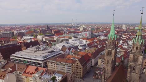 Aerial-Kirche-mit-Nürnberg-Stadt-im-Hintergrund