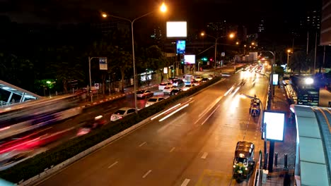 Straßenverkehr-in-die-nächtliche-Stadt.-viele-Autos-in-einer-großen-Stadt-Megapolis