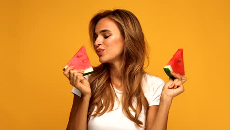 Schöne-Frau-Holding-Wassermelone