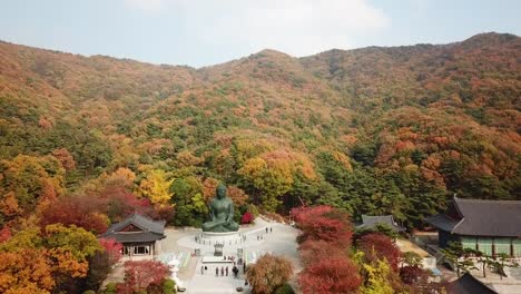 Otoño-de-vista-aérea-de-la-estatua-de-Buda-en-templo,-Seúl-Corea