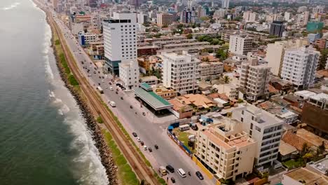 Drohne-fliegen-über-Küste-Colombo,-Sri-Lanka.-Tolle-Luftaufnahme-der-Stadt-Straßenverkehr,-modernen-Gebäuden-und-Ozean