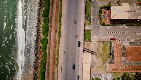 Drohne-fliegen-entlang-der-Ocean-Shore-Street,-Öffnung-für-erstaunliche-Stadtbild-und-Meer-Panorama-von-Colombo,-Sri-Lanka