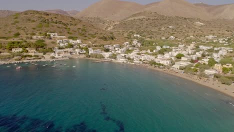 Vista-aérea-de-grandes-villas-blancas-frente-a-la-playa-en-Ydroussa,-isla-de-Andros.