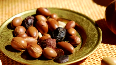 Semillas-de-nueces-de-argán-en-un-plato