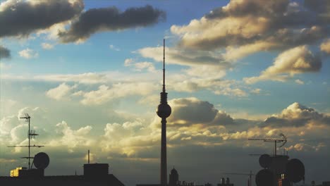 Fernsehturm-de-día-a-noche-con-siluetas-de-la-torre.