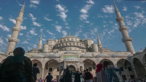 Menschen-am-Eingang-der-Moschee-in-Sultanahmet,-Bluemosque,-timelapse