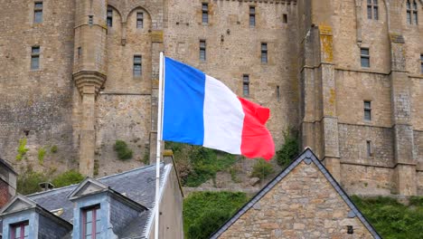 Bandera-real-francesa-en-Mont-Saint-Michel