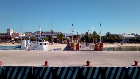 La-Paz-México-abejón-aéreo-4K-flotando-hacia-muelle-luego-Boom-para-arriba-y-sobre-la-inclinación-hacia-abajo-en-El-Malecón