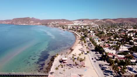 La-Paz-México-abejón-aéreo-4K-Drone-sobre-El-Malecón-y-la-inclinación-hacia-el-agua-y-playa