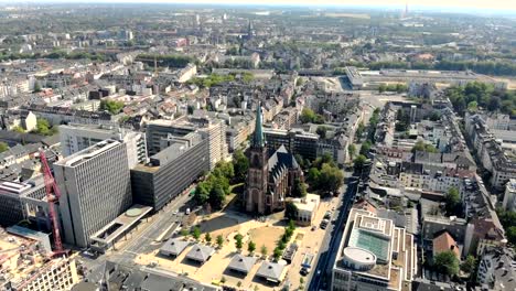 Vista-aérea-Dusseldorf-Alemania.-Vuelo-sobre-la-ciudad