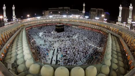 Peregrinos-musulmanes-circunambulando-y-orar-frente-a-la-Kaaba