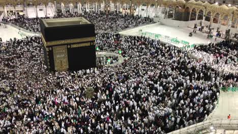 Peregrinos-musulmanes-circunambulando-y-orar-frente-a-la-Kaaba