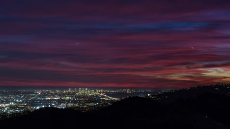 Los-Angeles-Hollywood-Hills-und-Century-City-nach-Sonnenuntergang-rosa-Zeitraffer-Wolken