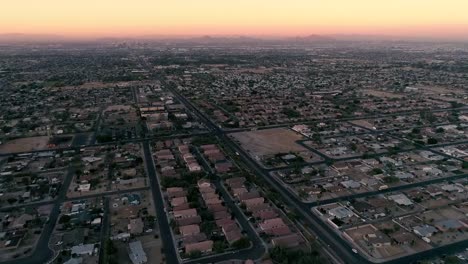 Vecindarios-de-Phoenix-antena-puesta-de-sol-con-Camelback-Mountain