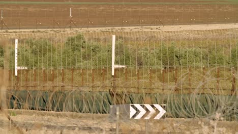 Cerca-de-la-frontera-entre-Israel-y-Cisjordania.-alambre-de-púas-cerca-electrónica.