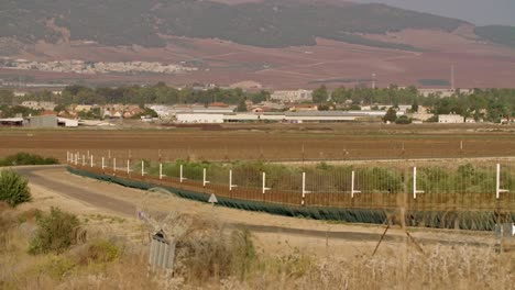 Cerca-de-la-frontera-entre-Israel-y-Cisjordania.-alambre-de-púas-cerca-electrónica.