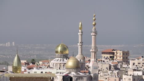 Überblick-über-eine-arabische-Stadt-in-Israel-mit-einer-großen-Moschee-erhebt-sich-über