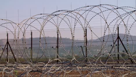 Cerca-de-la-frontera-entre-Israel-y-Cisjordania.-alambre-de-púas-cerca-electrónica.