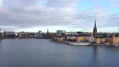 Panorama-del-horizonte-de-Stockholm-con-Riddarholmen-al-amanecer,-Suecia