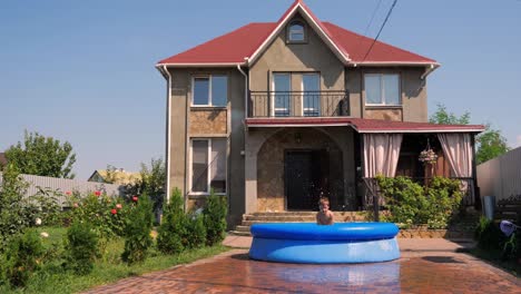 Piscina-en-patio-trasero-de-la-casa.