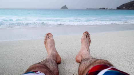 Mans-Füße-am-Sandstrand.-Urlaub-und-Entspannung-Konzept,-Strand-Urlaub-Hintergrund.-4k-video