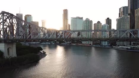 Luftaufnahme-von-Brisbane-Skyline-Sonnenuntergang---Story-Bridge