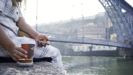 Mujer-bebiendo-café-en-terraplén