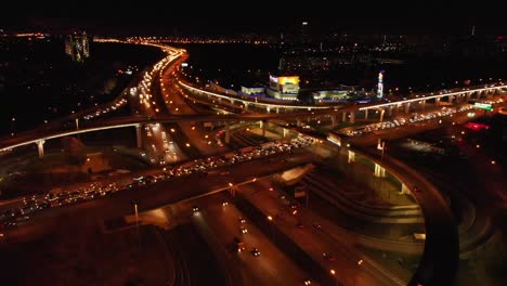 Luft-Verkehr-Kreuzung.-Moderne-Stadt-befahrenen-Straße-in-der-Nacht.-Verkehrsknotenpunkt-für-Straße.